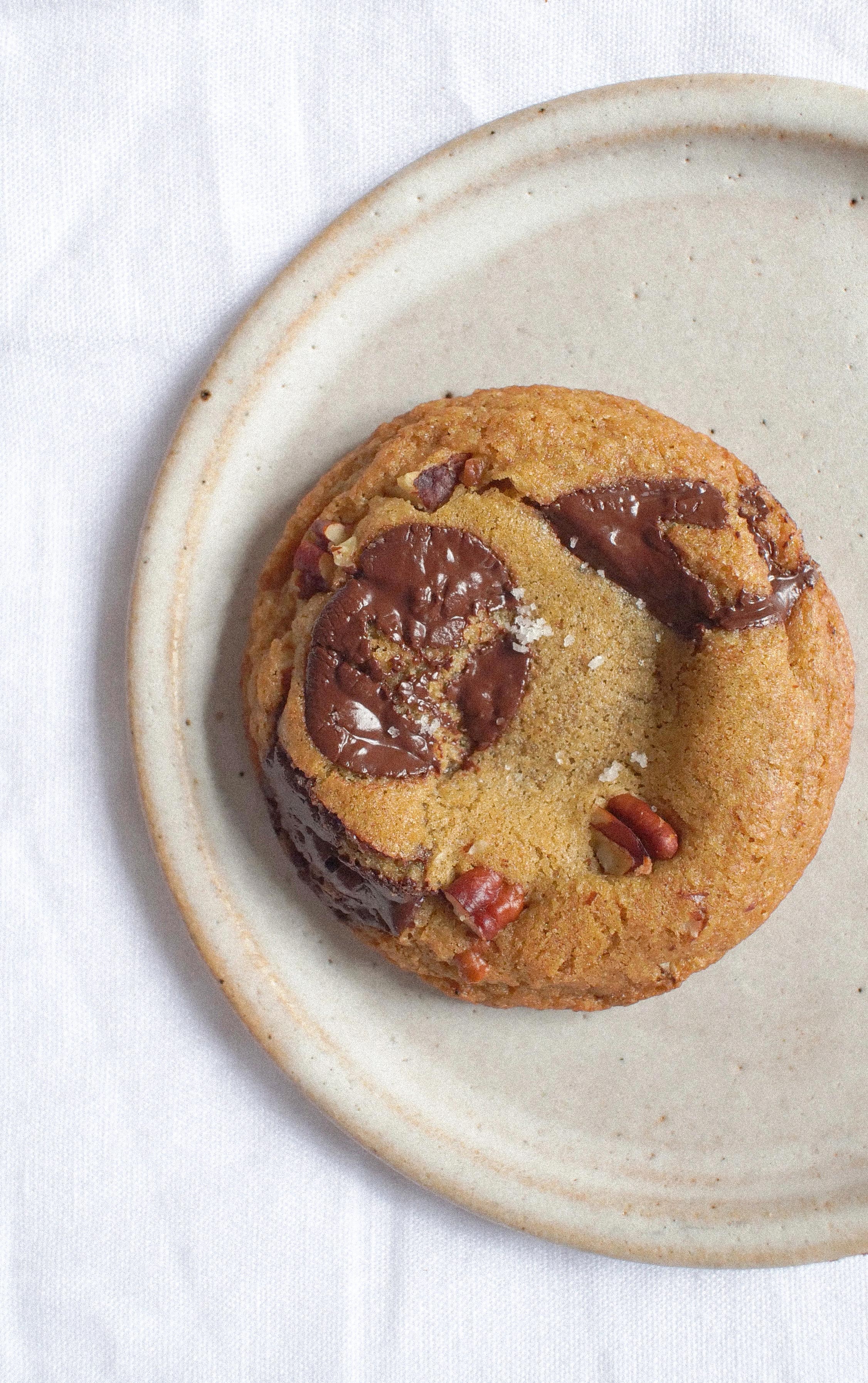 Cookie moelleux au chocolat et aux noix de pécan servi en assiette