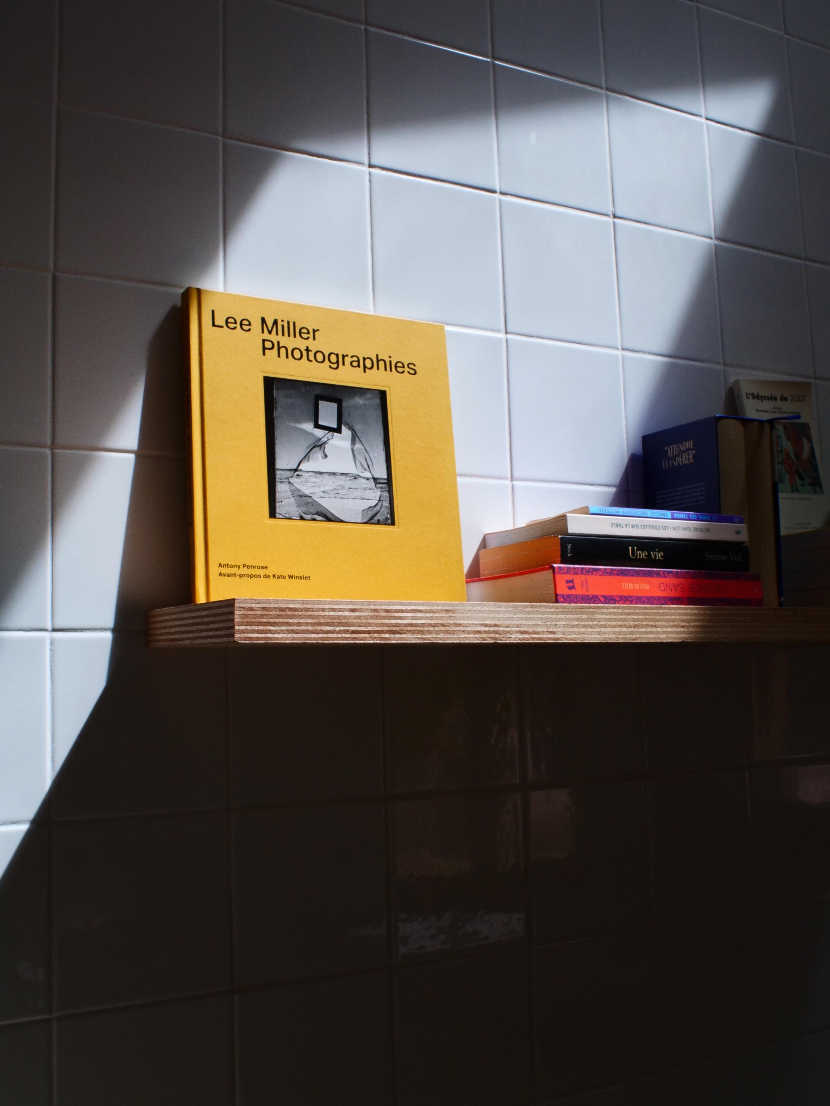 Étagère avec une sélection de livres dans le séjour de l'Atelier Latresne