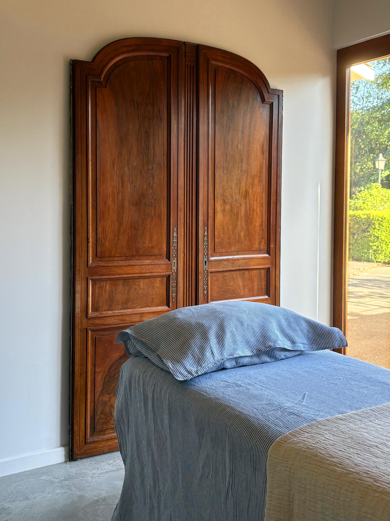 Porte ancienne en bois à double vantail à l'entrée de l'Atelier Latresne