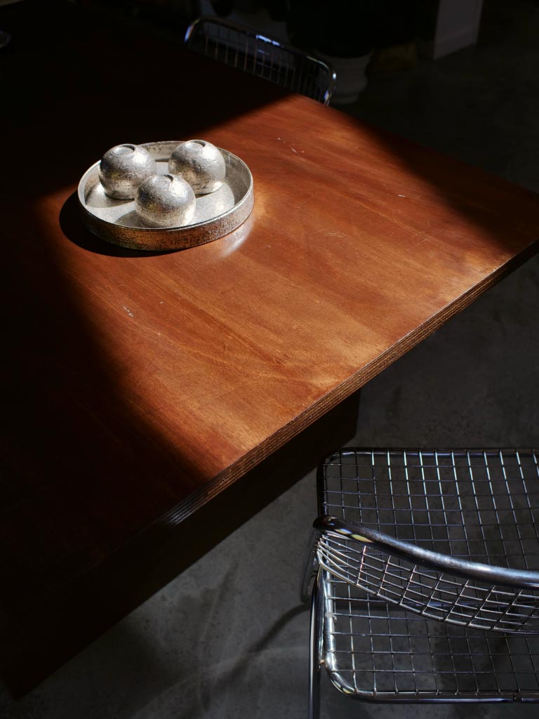 Table en bois éclairée par la lumière du soleil dans le séjour de l'Atelier Latresne