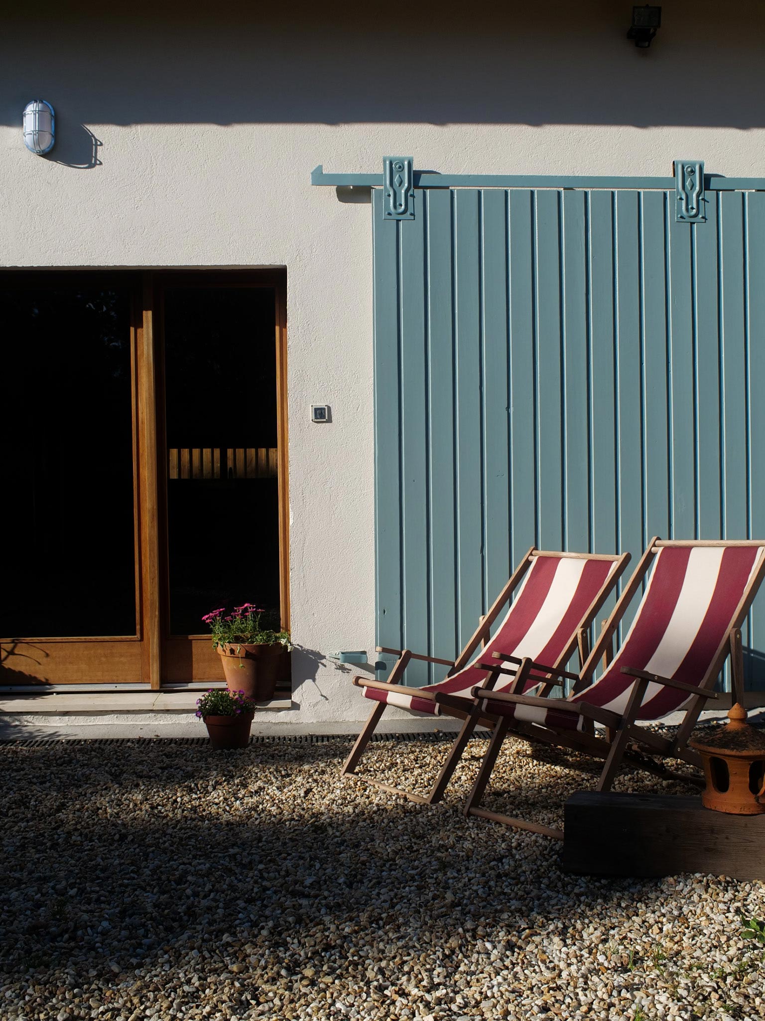 Deux chaises longues rayées installées sur la terrasse de l'Atelier Latresne