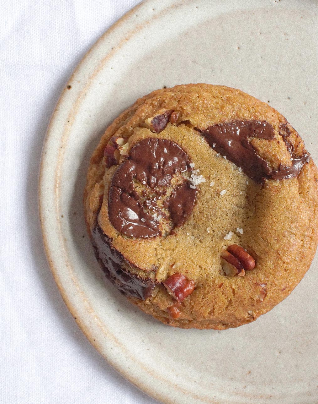Cookie moelleux au chocolat et aux noix de pécan servi en assiette