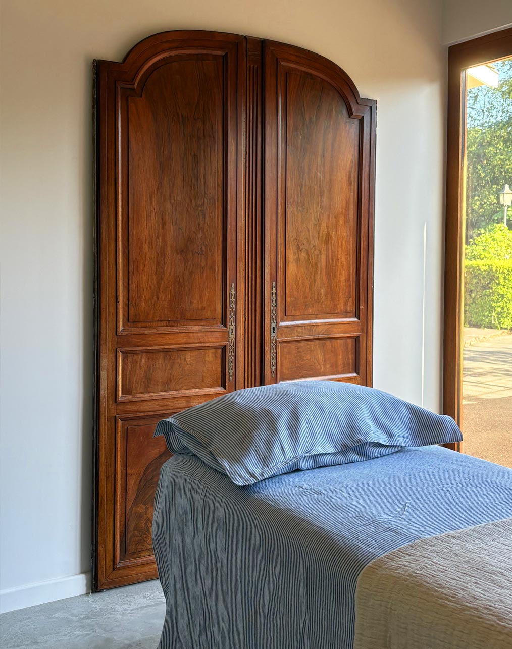 Porte ancienne en bois à double vantail à l'entrée de l'Atelier Latresne