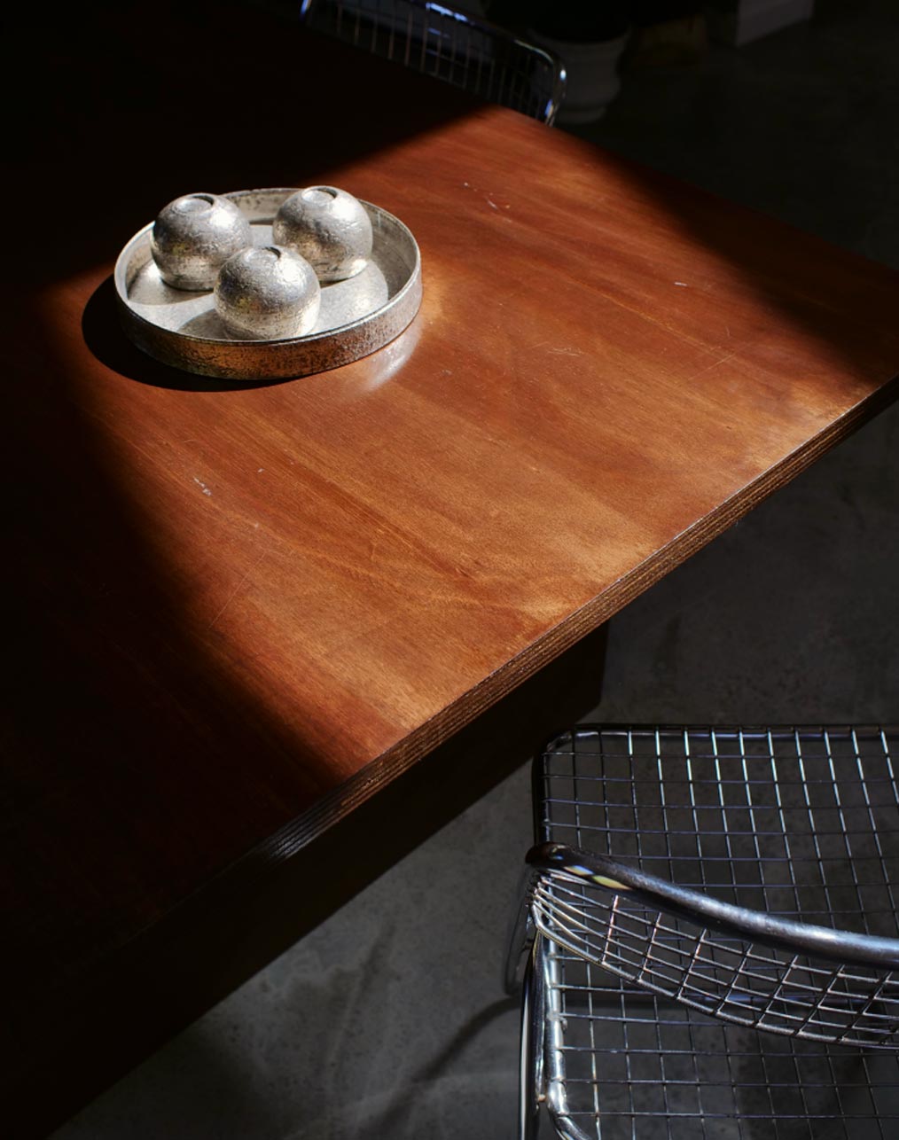 Table en bois éclairée par la lumière du soleil dans le séjour de l'Atelier Latresne